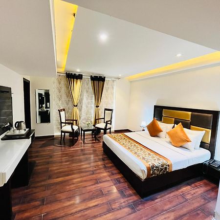 Hotel Aura Ip Grand Karkardooma Metro Station New Delhi Couple Friendly Exterior foto