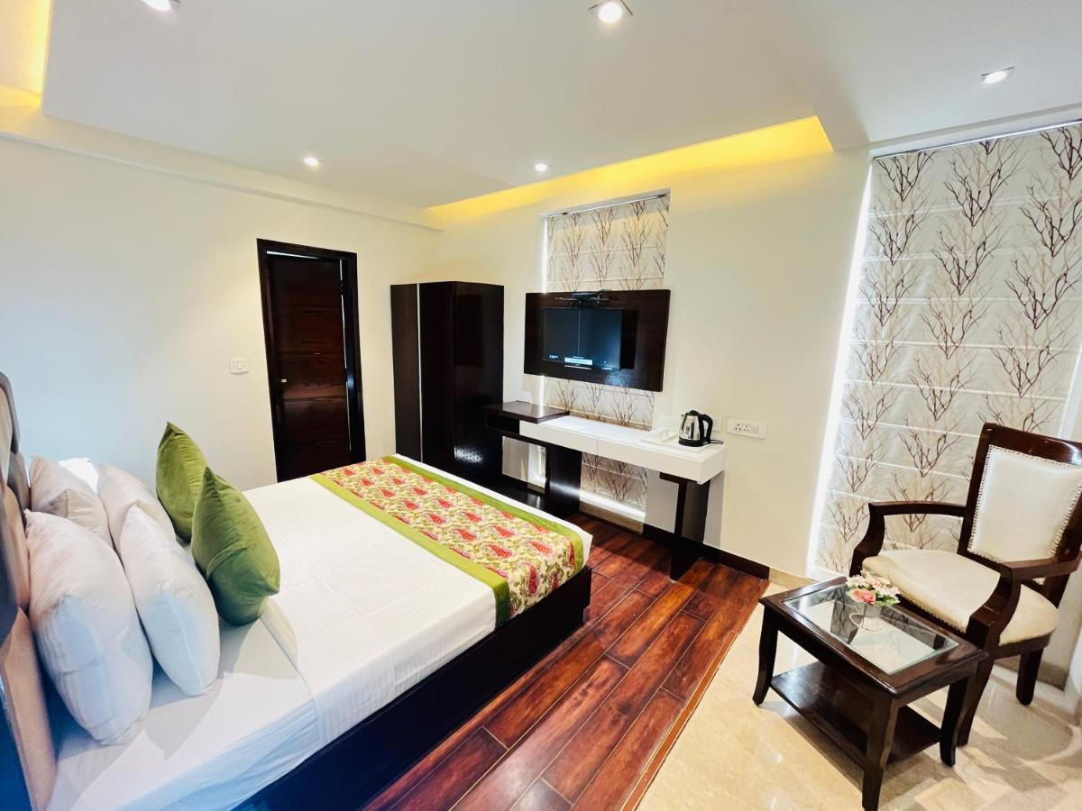 Hotel Aura Ip Grand Karkardooma Metro Station New Delhi Couple Friendly Exterior foto