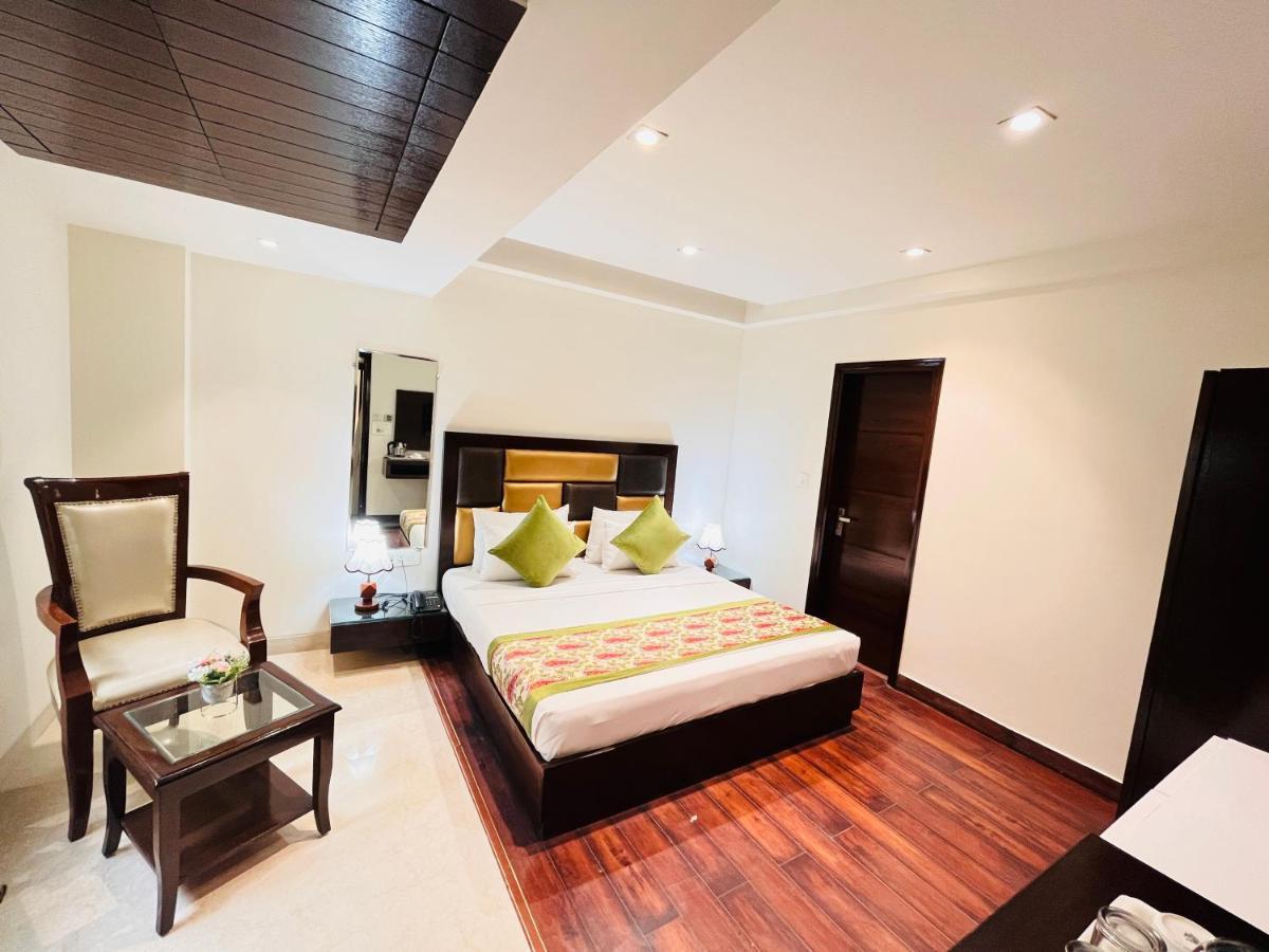 Hotel Aura Ip Grand Karkardooma Metro Station New Delhi Couple Friendly Exterior foto