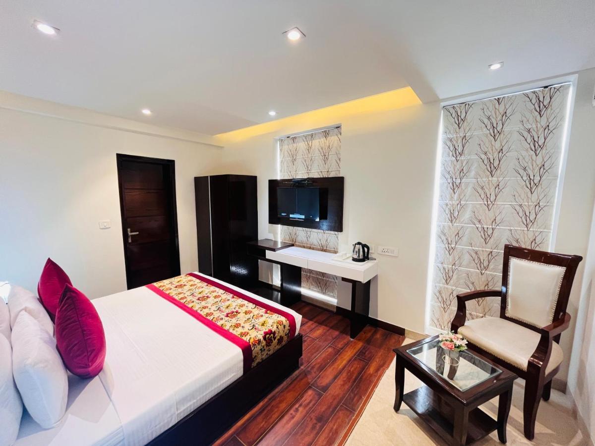 Hotel Aura Ip Grand Karkardooma Metro Station New Delhi Couple Friendly Exterior foto