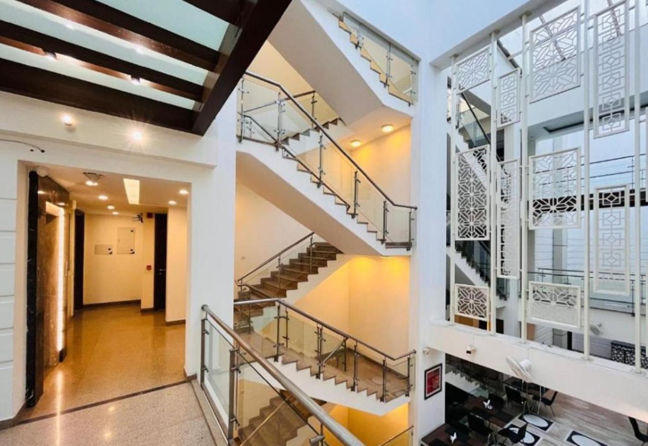 Hotel Aura Ip Grand Karkardooma Metro Station New Delhi Couple Friendly Exterior foto