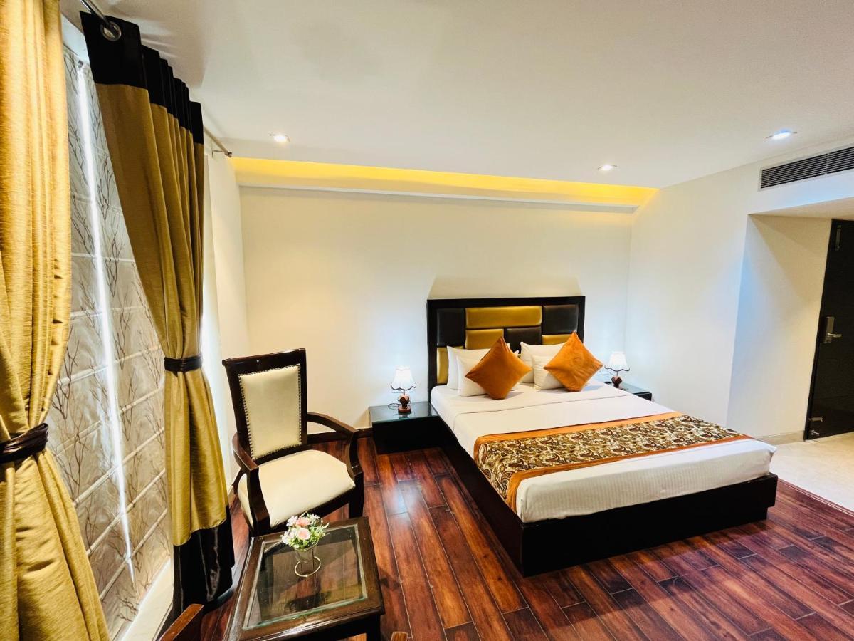 Hotel Aura Ip Grand Karkardooma Metro Station New Delhi Couple Friendly Exterior foto