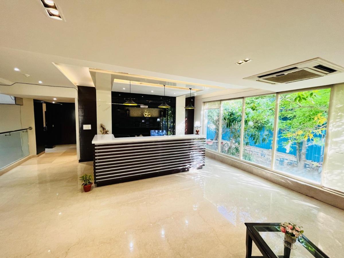 Hotel Aura Ip Grand Karkardooma Metro Station New Delhi Couple Friendly Exterior foto