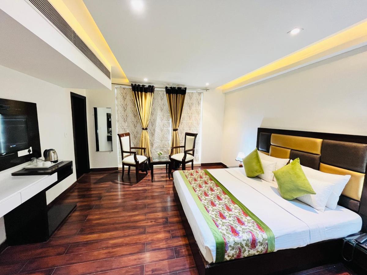 Hotel Aura Ip Grand Karkardooma Metro Station New Delhi Couple Friendly Exterior foto