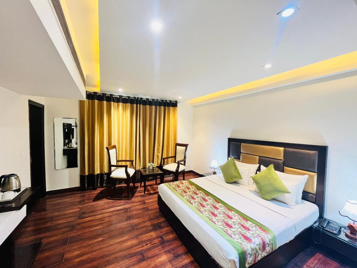 Hotel Aura Ip Grand Karkardooma Metro Station New Delhi Couple Friendly Exterior foto