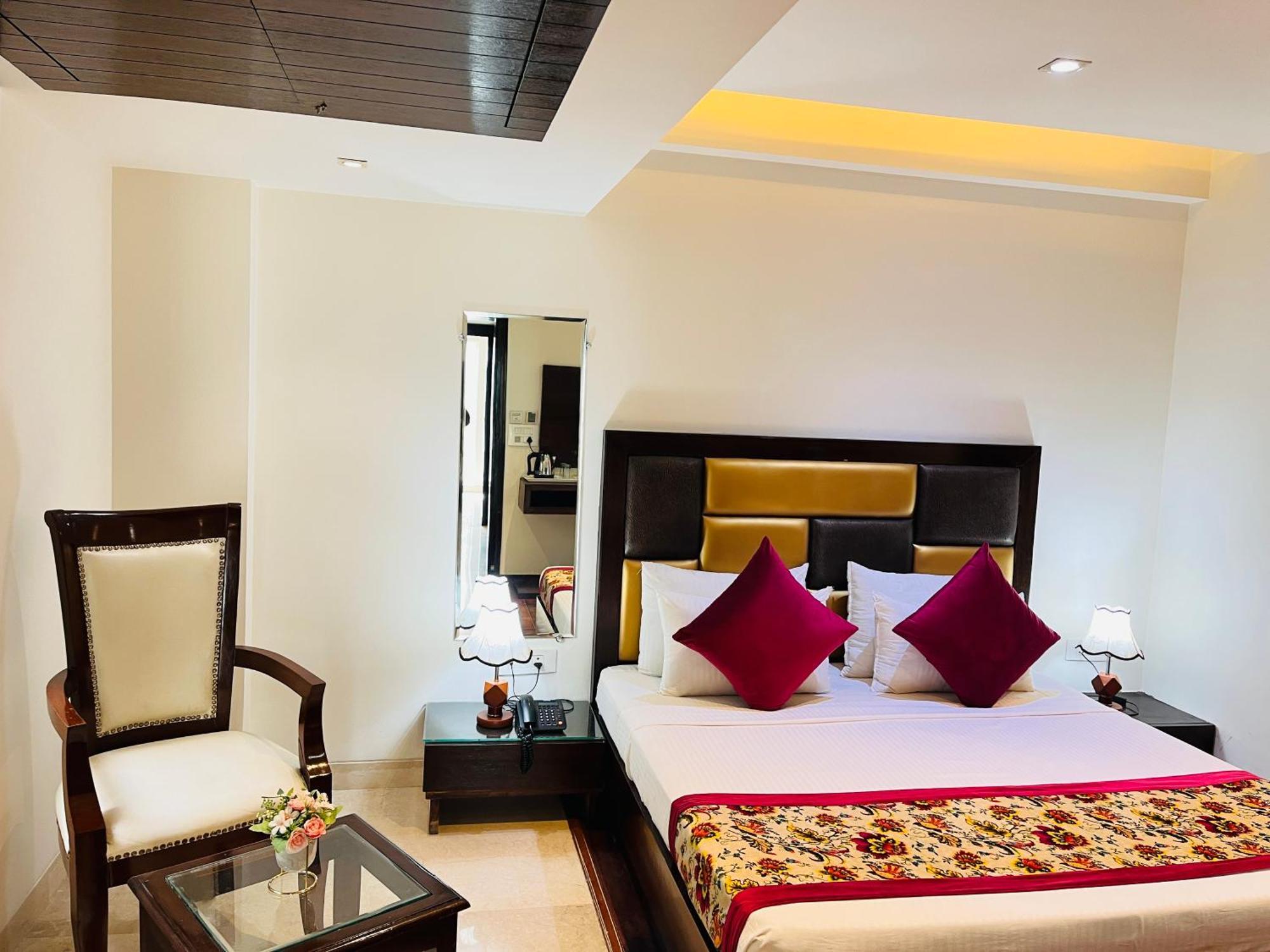 Hotel Aura Ip Grand Karkardooma Metro Station New Delhi Couple Friendly Exterior foto