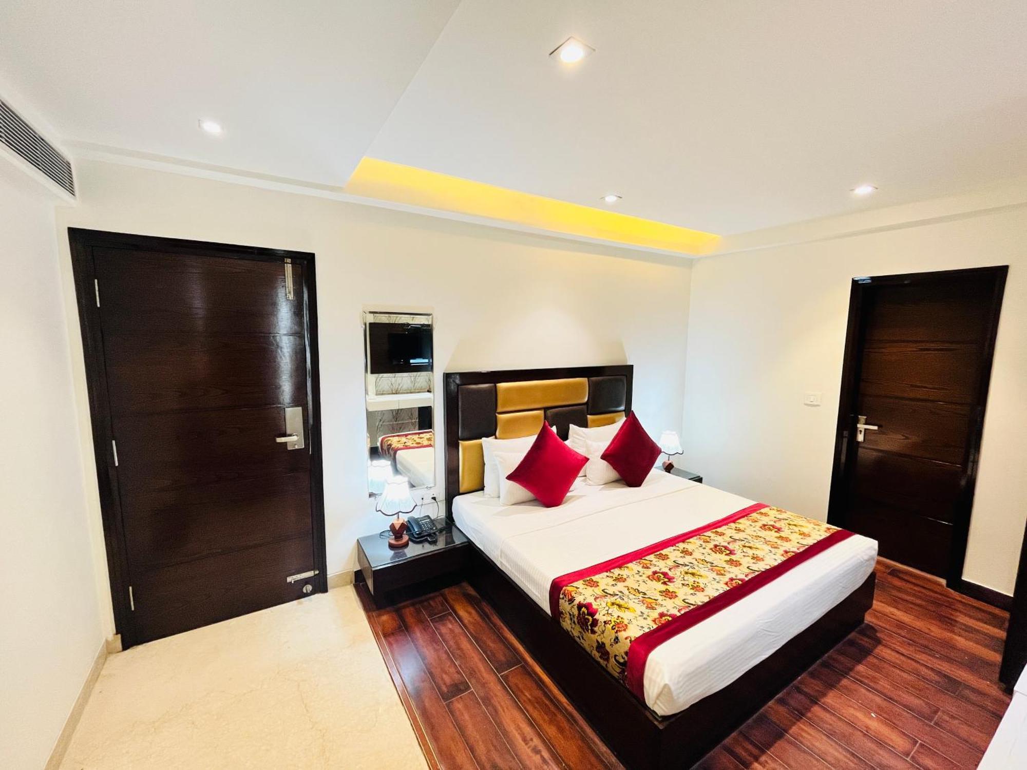 Hotel Aura Ip Grand Karkardooma Metro Station New Delhi Couple Friendly Exterior foto