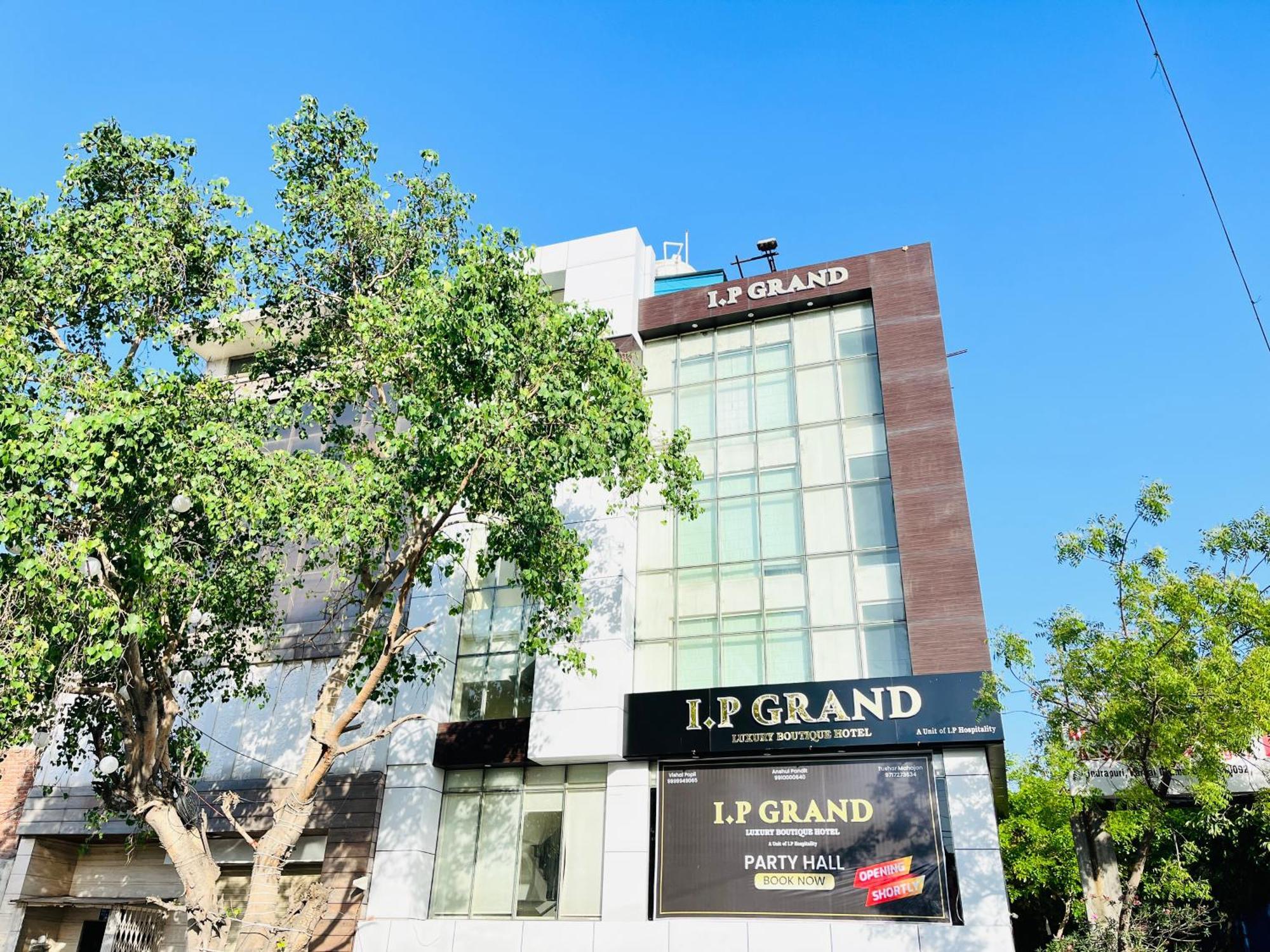 Hotel Aura Ip Grand Karkardooma Metro Station New Delhi Couple Friendly Exterior foto
