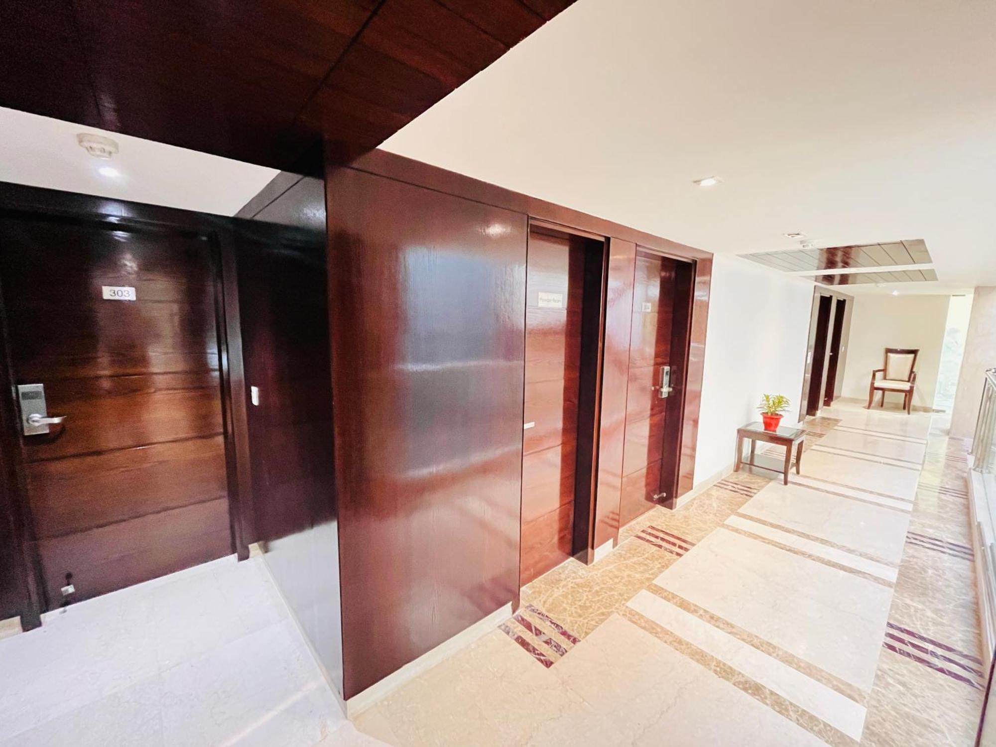 Hotel Aura Ip Grand Karkardooma Metro Station New Delhi Couple Friendly Exterior foto