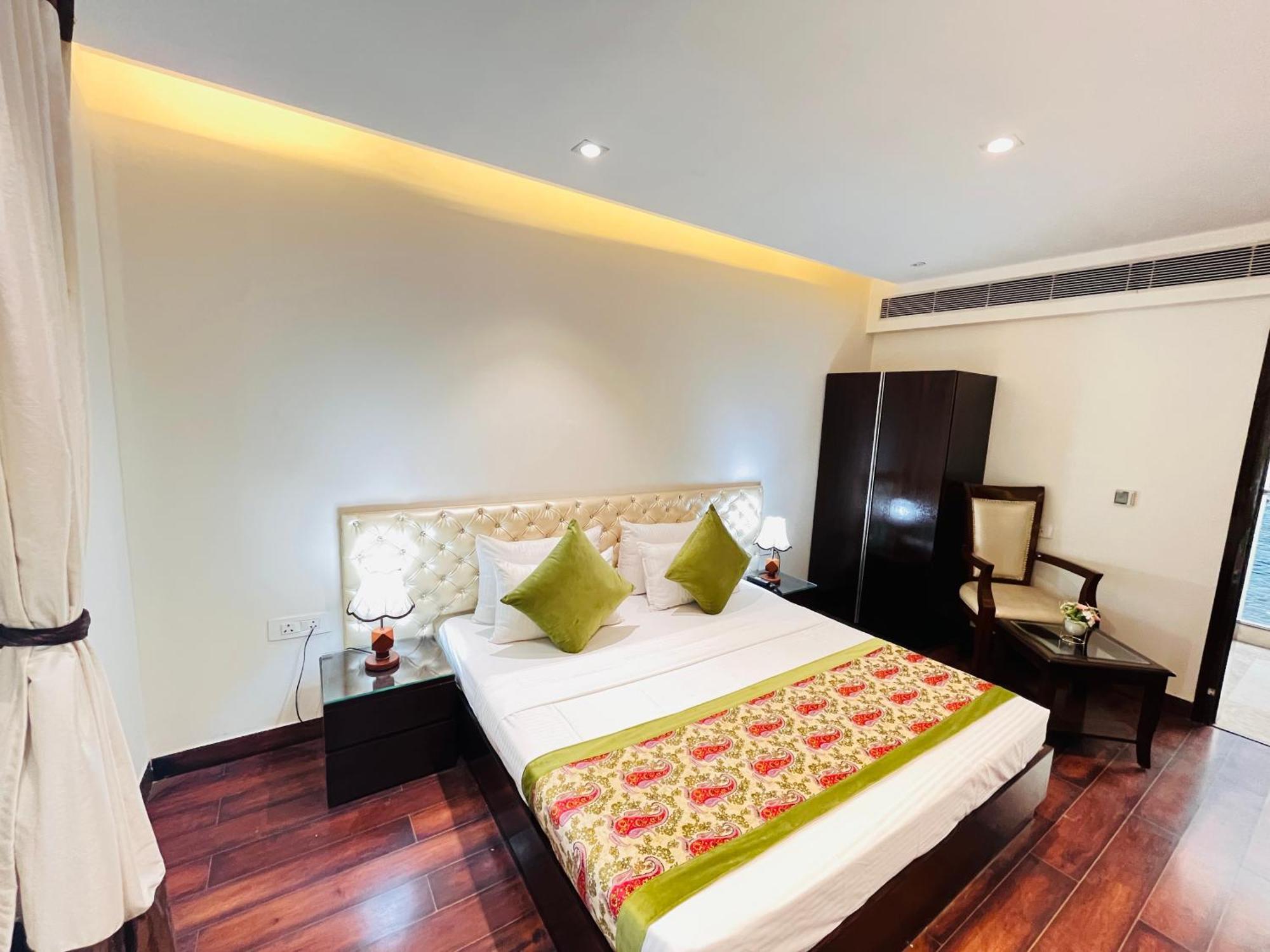 Hotel Aura Ip Grand Karkardooma Metro Station New Delhi Couple Friendly Exterior foto