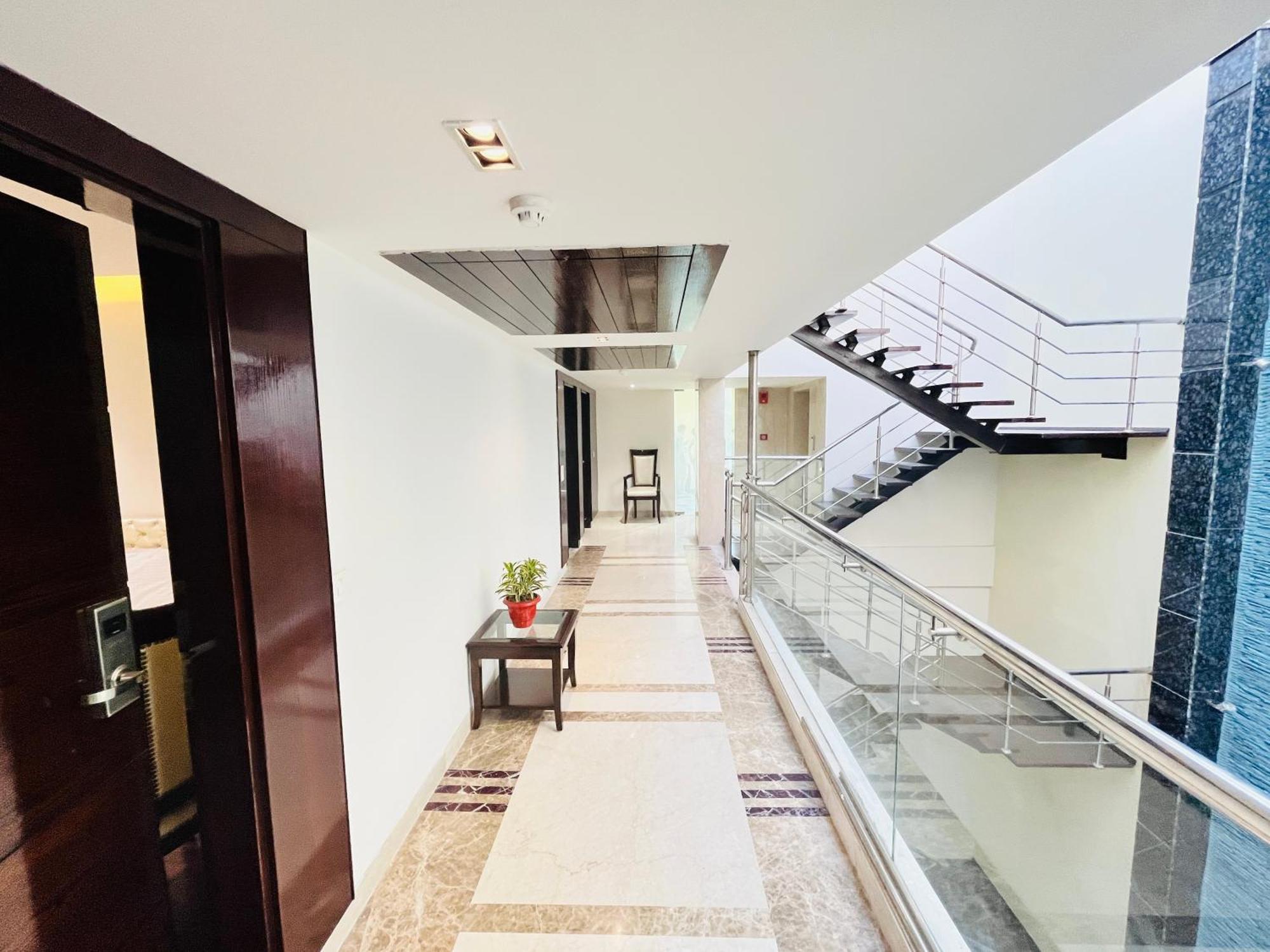 Hotel Aura Ip Grand Karkardooma Metro Station New Delhi Couple Friendly Exterior foto