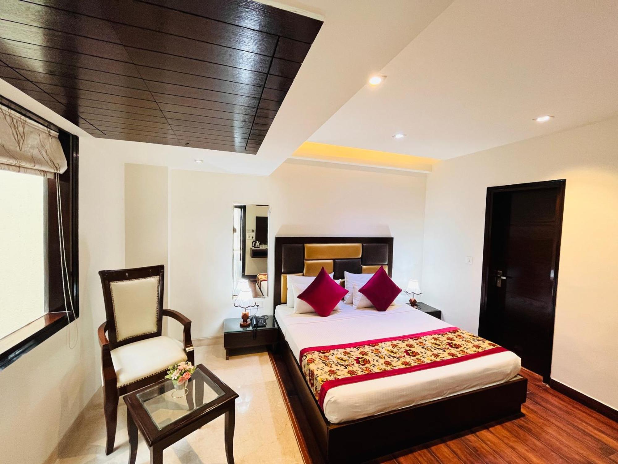 Hotel Aura Ip Grand Karkardooma Metro Station New Delhi Couple Friendly Exterior foto
