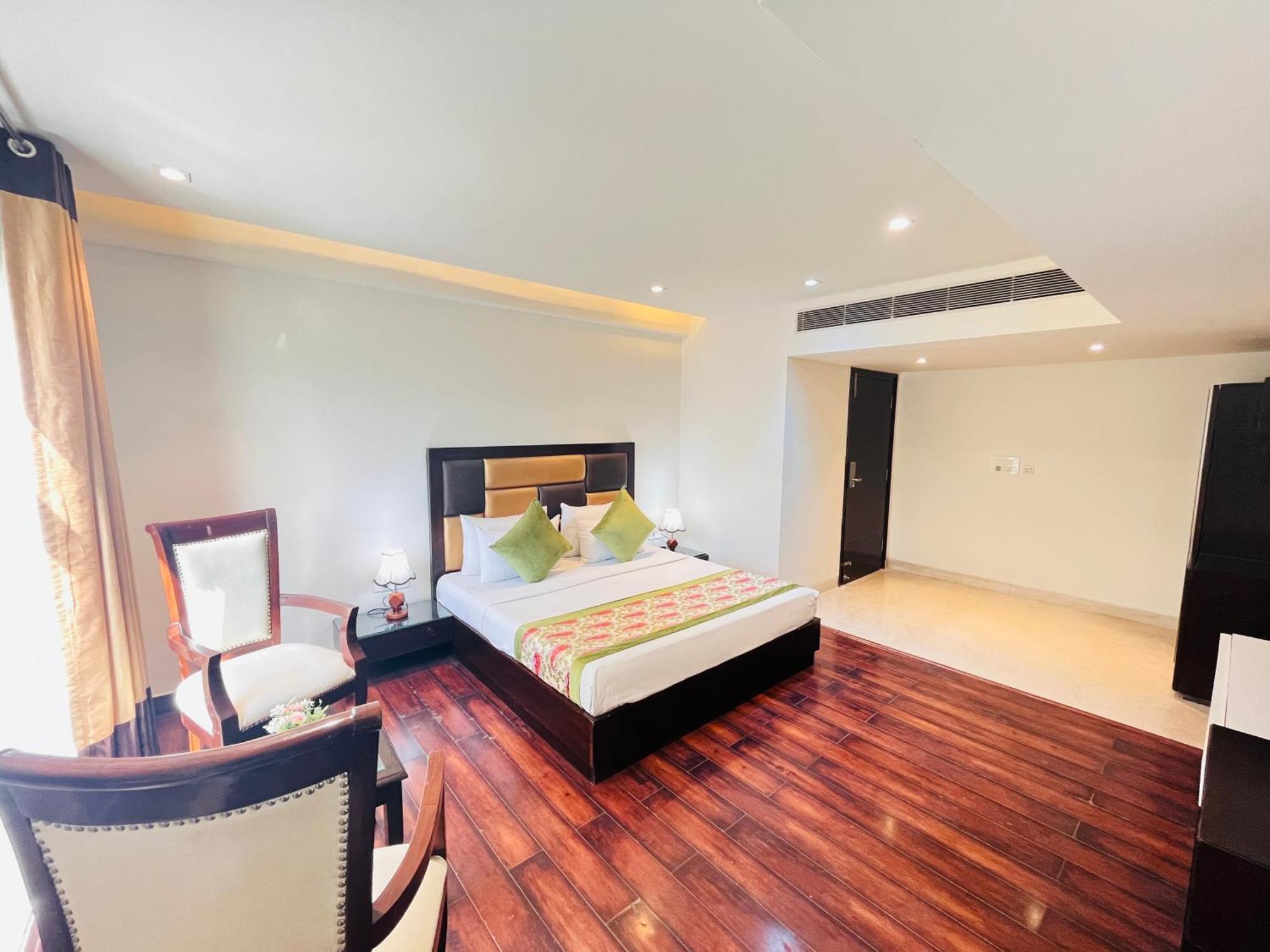 Hotel Aura Ip Grand Karkardooma Metro Station New Delhi Couple Friendly Exterior foto