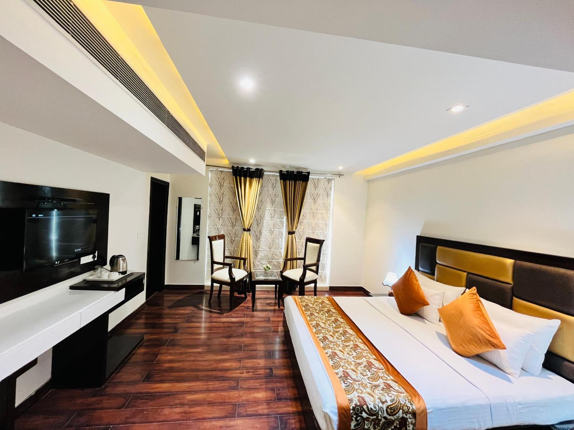 Hotel Aura Ip Grand Karkardooma Metro Station New Delhi Couple Friendly Exterior foto