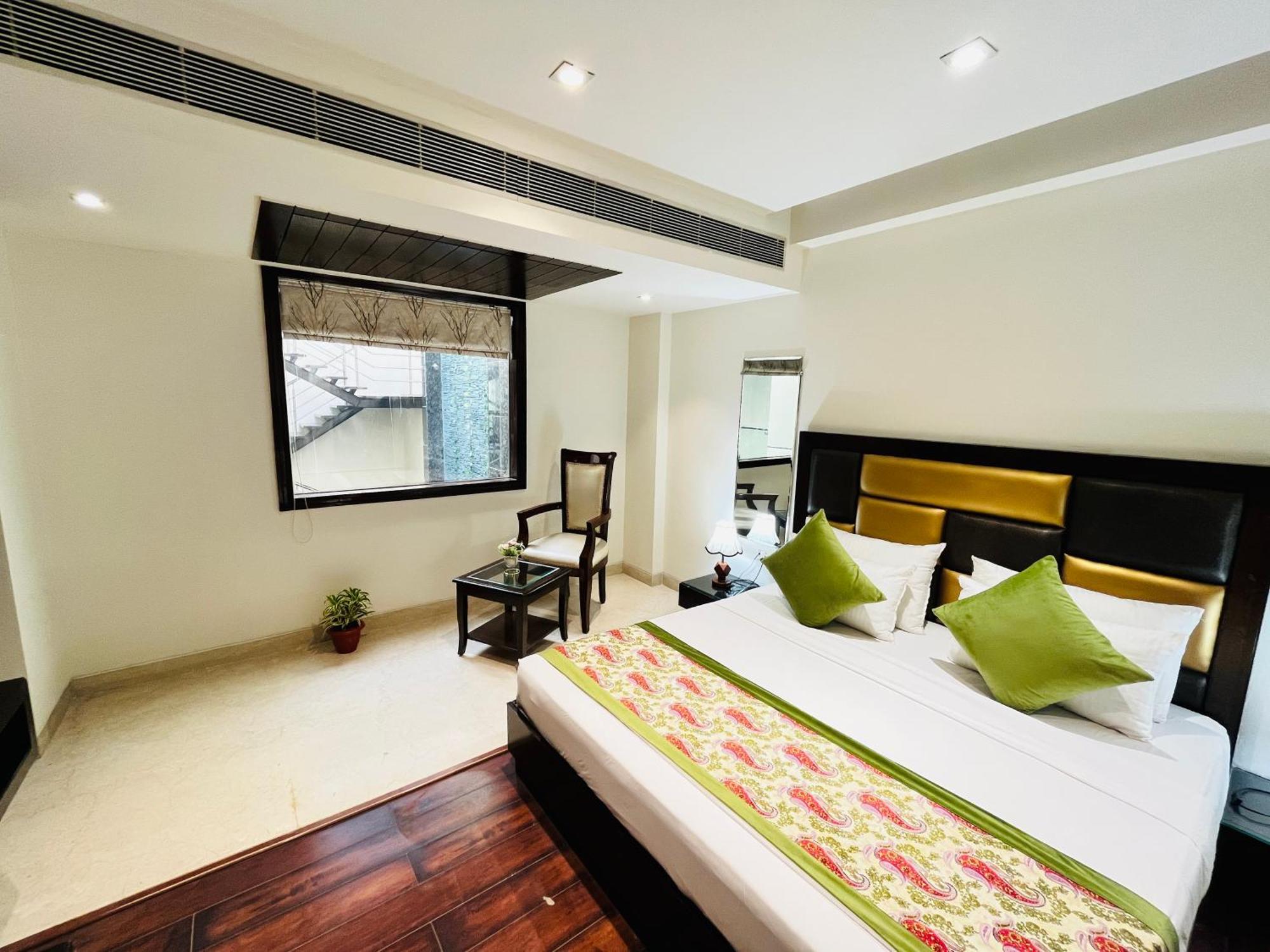 Hotel Aura Ip Grand Karkardooma Metro Station New Delhi Couple Friendly Exterior foto